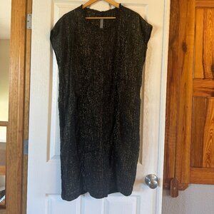 Raquel Allegra Black and Shimmering Gold Sleeve Shift Dress | Size M